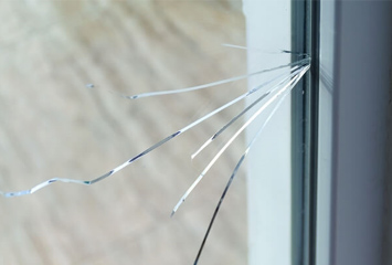 窓に傷や破損があったら速やかに交換する