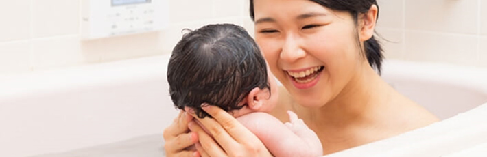 赤ちゃんと一緒にお風呂に入るのはいつから 入れ方や洗い方を解説 Home Alsok研究所 ホームセキュリティのalsok