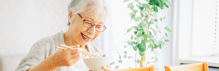 食事をする高齢女性